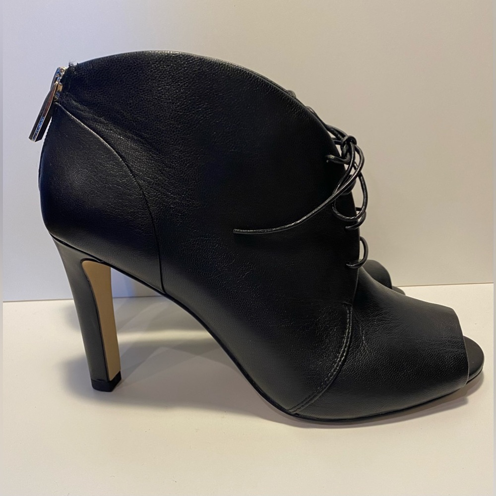 Louise et Cie, Lo-Vernonia  black leather lace up peep toe bootie 8.5 Wm